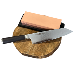 ProCouteaux - Couteau Chef Bunka - Miyako - 19 cm gravure LASER offerte, Vente de couteaux japonais bunka sur ProCouteaux.com Le couteau japonais Miyako Bunka un couteau très polyvalent pour la découpe de fruits, légumes, poissons et viandes.A la différence du couteau santoku, la lame de bunka est beaucoup plus pointue avec une lame à pointe tombante. Si large qu’un santoku et moins long qu’un Gyoto (couteau chef).Le couteau idéal pour les professionnels comme pour les particuliers.Si vous cherchez un couteaux pour un usage quotidien et facile à manipuler, le couteaux Miyako Bunka est un excellent choix. Fabriqué main à Seki au Japon, cette très belle gamme de couteaux japonais Miyako possède une lame damassée de 33 couches d'acier alliant toute la beauté et le design des couteaux typiquement japonais. Manche ergonomique en bois de cerisier en forme de D Livré dans un coffret cadeau noir très élégant au style typiquement japonaisGravure LASER couteau OFFERTE - cliquez sur Gravure/BroderiePour 1 € de plus, vous pouvez choisir une protection de lame économique et efficace, cliquez dans les optionsFabriqué au JaponVoir la gamme complète de couteaux japonais