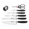 ProCouteaux - Bloc couteaux auto-affûtage - Zwilling All Star - 7 pièces - Blanc Argent, Achat Vente Bloc Couteaux Zwilling All Star sur ProCouteaux.com Parfait pour vous équiper en cuisine, ce set comprend 5 couteaux1 office / éplucheur 10 cm1 couteau universel avec dents 13 cm1 couteau trancheur 16 cm1 couteau chef 20 cm1 couteau à pain 20cmet une paire de ciseaux.Nouvelle forme avec manche ergonomique en plastique de haute qualité, les couteaux tiennent toujours bien en main.La lame des couteaux est durcie à froid, pour une lame plus aiguisée, flexible et résistante à la corrosion (Processus FRIODUR®) Bloc de couteaux auto-aiguisant révolutionnaire. Grâce aux pierres à aiguiser en céramique placées dans les fentes des 3 couteaux à lame lisse, vos couteaux sont alignés de telle sorte que vous affûterez automatiquement le tranchant à chaque fois que vous l'enfoncez et le retirez - les couteaux de cuisine restent donc bien aiguisés, pendant longtemps.Attention : le bloc à couteaux auto-affûtant convient uniquement aux couteaux de cuisine de la gamme ZWILLING ALL*STAR.Gravure LASER sur les 5 couteaux - 12 € - cliquez sur Gravure/BroderieLe tout livré dans un ensemble prêt à offrir.Livraison offerte